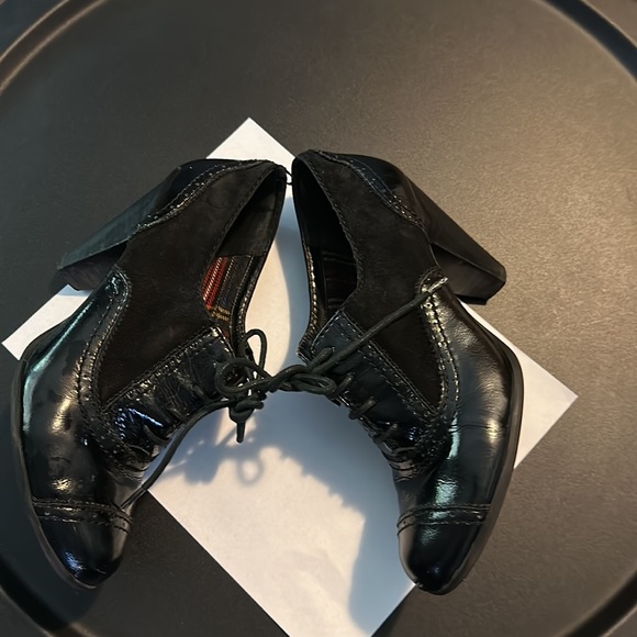 ⭐️ Sale ⭐️ Black heel booties size 8.5 - Picture 4 of 9